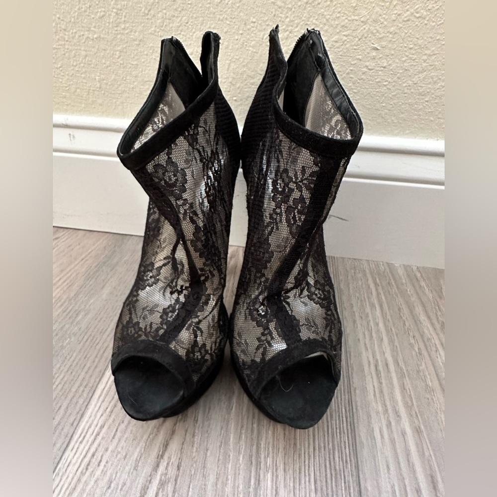 BEBE SIZE.8 LACE BLACK HEELS